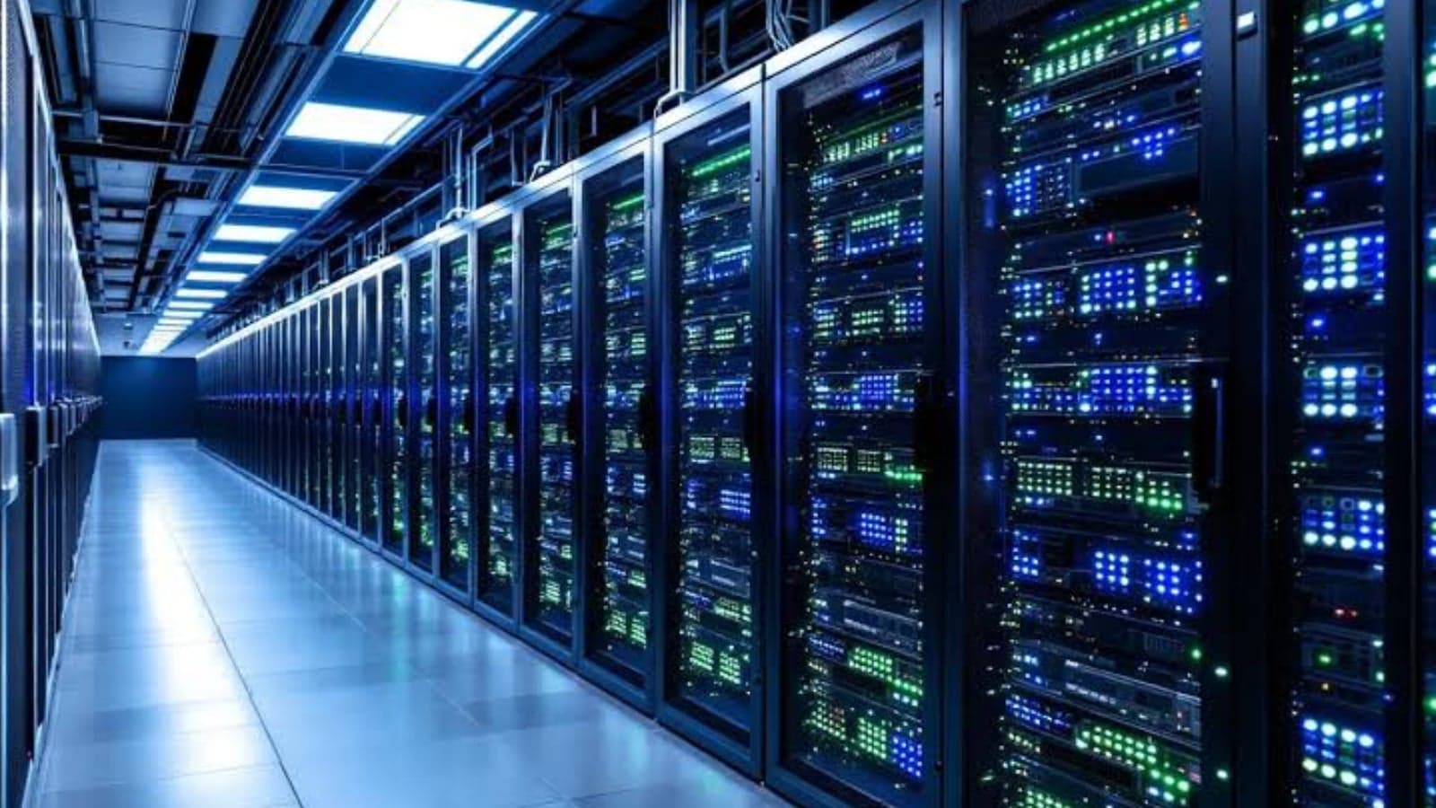 Rijen serverracks met blauwe en groene statuslampjes in een datacenter, de infrastructuur waarop AI draait