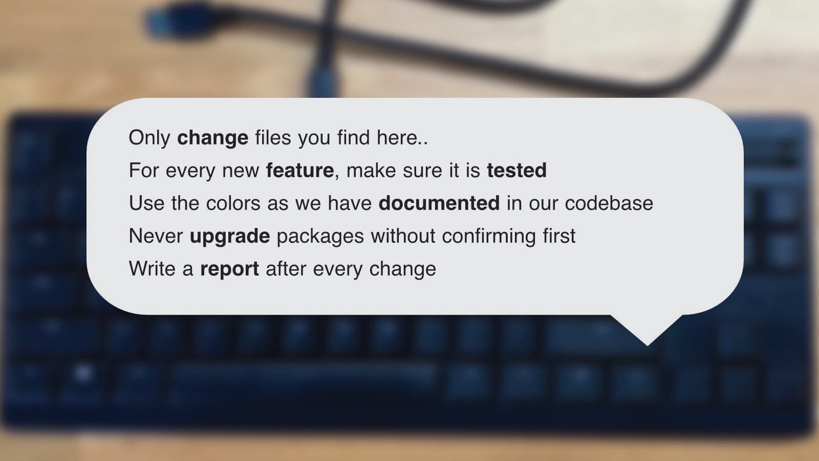 Een tekstballon boven een toetsenbord met instructies in gewone taal voor een AI-agent, zoals "Never upgrade packages without confirming first"